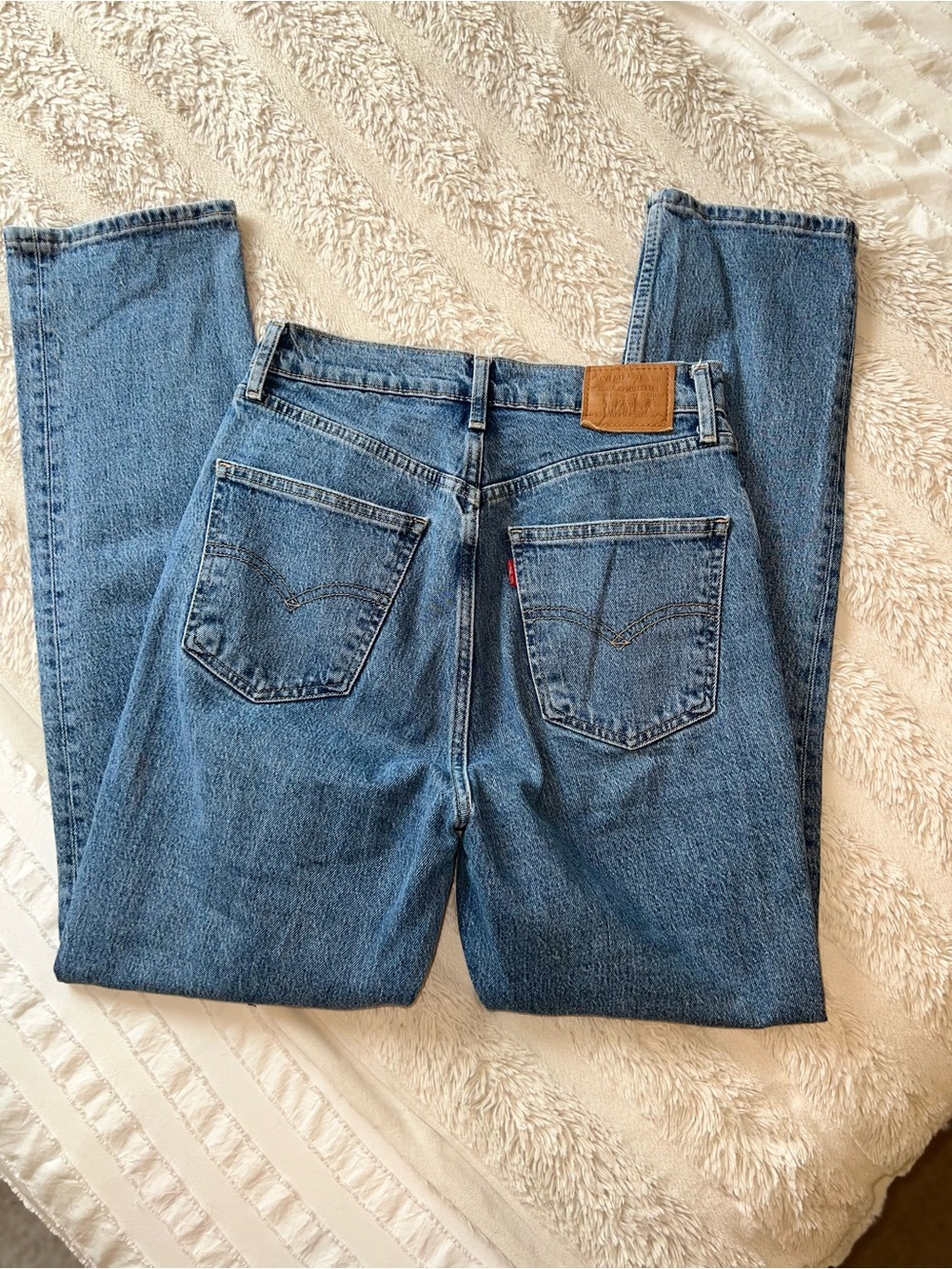 Levi's women’s 70s high slim straight Classic Blue Straight-Leg Jeans - Picture 4 of 7